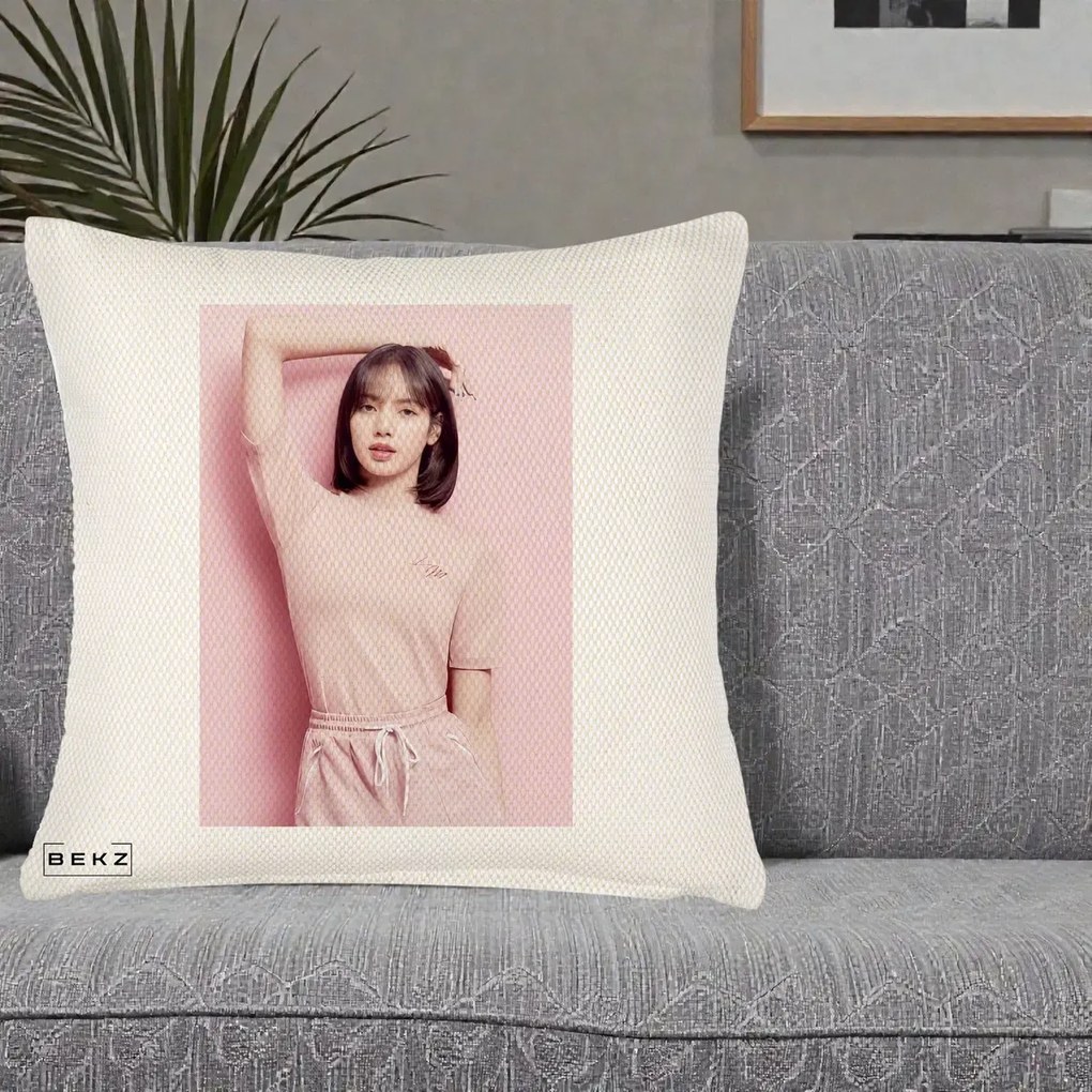 Perna Personalizata K-pop BLACKPINK Lisa Roz, 40x40 cm, Crem Reliefat, Husa Detasabila, Perna Inclusa, BEKZ®