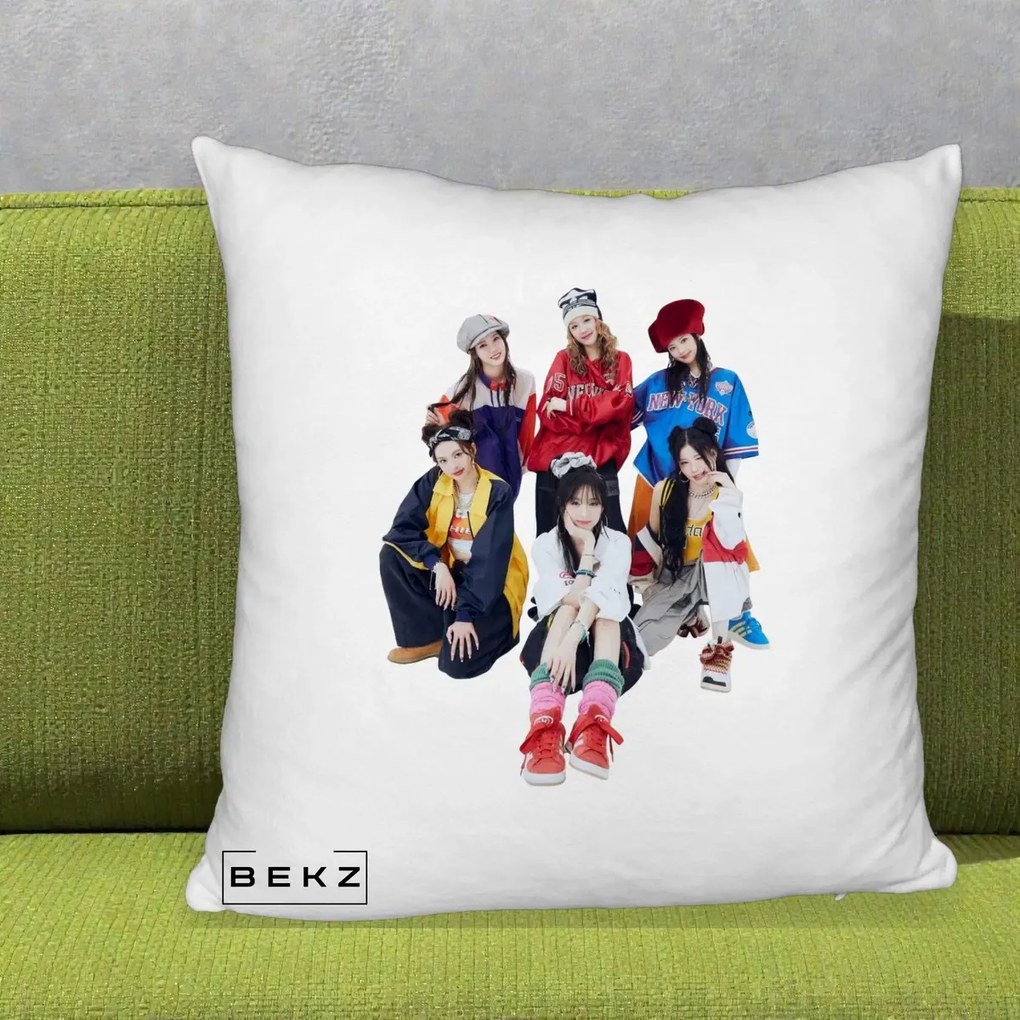 Perna Personalizata Grup K-pop Fete Streetwear Foto, 40x40 cm, Alb Pufos, Husa Detasabila, Perna Inclusa, BEKZ®