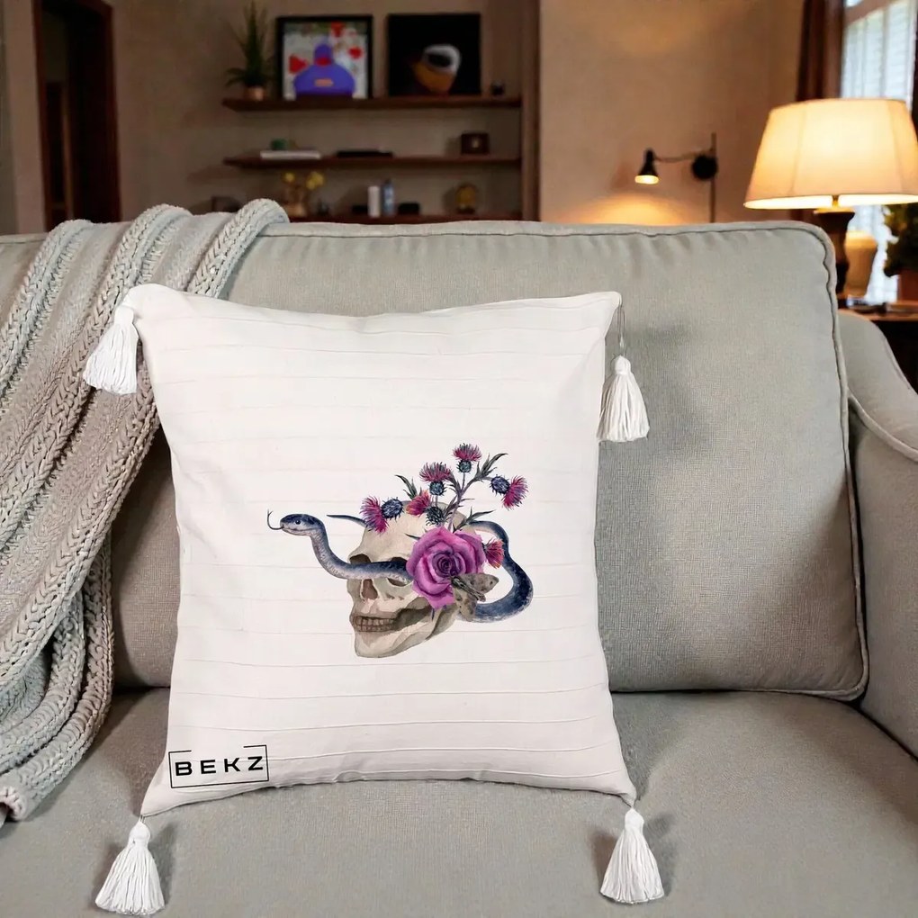 Perna Decorativa Craniu cu Sarpe si Trandafiri Gothic, 40x40 cm, Bej cu Franjuri, Husa Detasabila, Perna Inclusa, BEKZ®