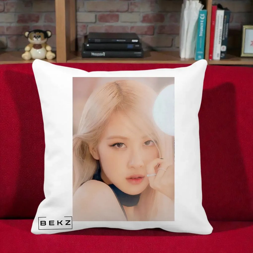 Perna Personalizata K-pop BLACKPINK Rose Blond cu Inel Roz Pastel, 40x40 cm, Alba Mata, Husa Detasabila, Perna Inclusa, BEKZ®