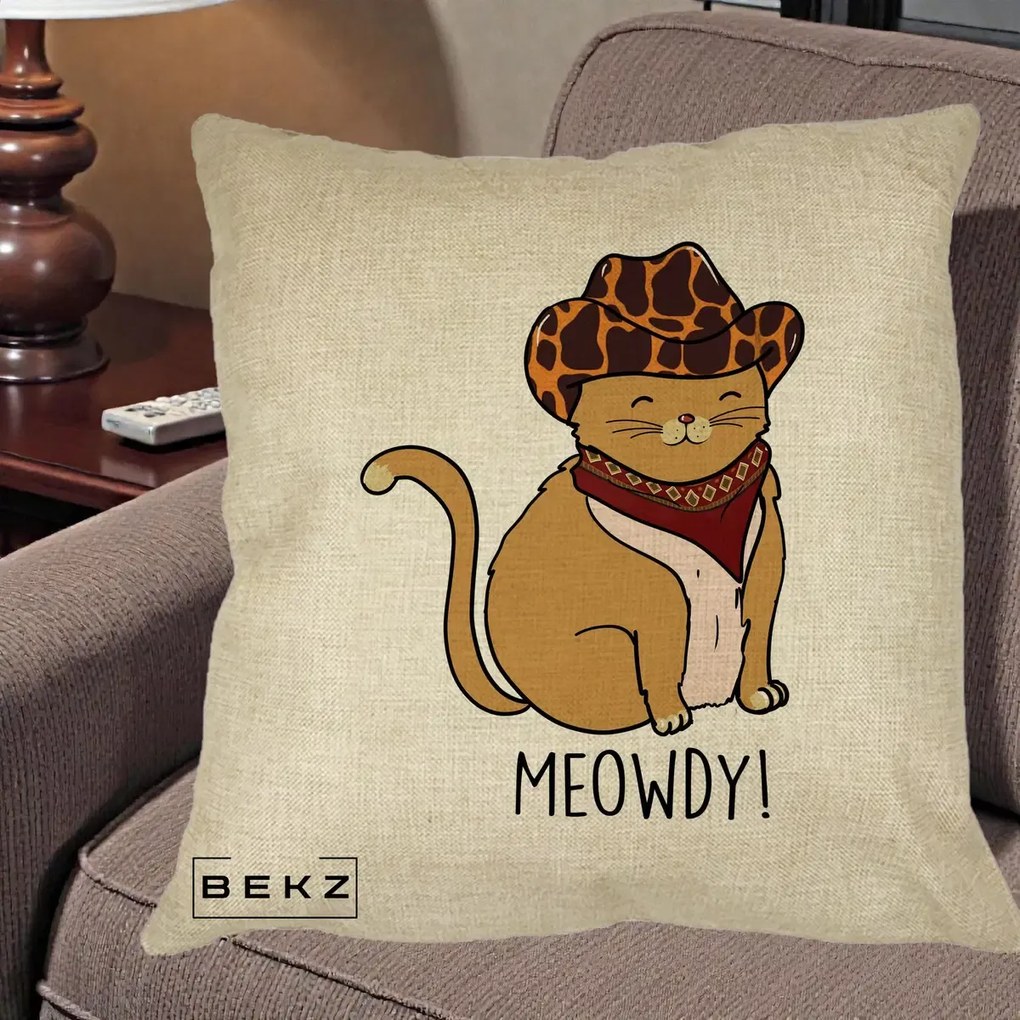 Perna Decorativa Pisica Cowboy Meowdy, 40x40 cm, Crem, Husa Detasabila, Perna Inclusa, BEKZ®
