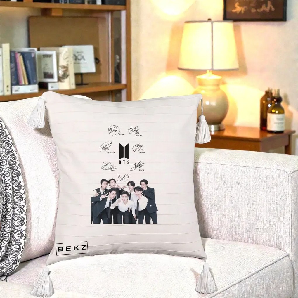 Perna Personalizata K-pop BTS Autografe Toti Membrii cu Fotografie, 40x40 cm, Bej cu Franjuri, Husa Detasabila, Perna Inclusa, BEKZ®