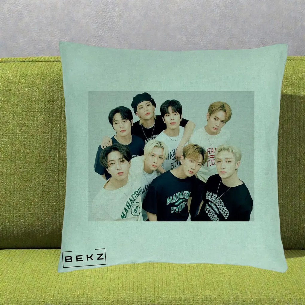 Perna Personalizata K-pop Stray Kids Foto Grup Fara Text, 40x40 cm, Verde Menta, Husa Detasabila, Perna Inclusa, BEKZ®