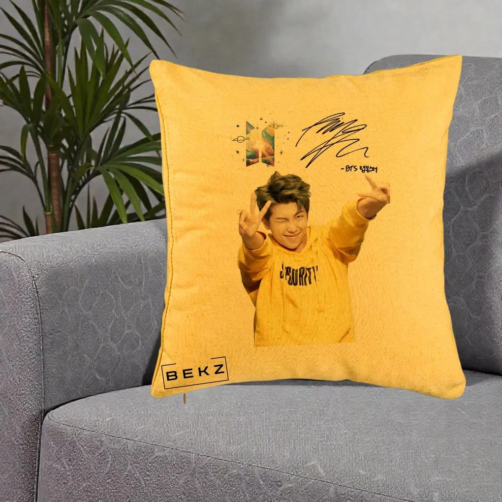 Perna Personalizata K-pop BTS RM Namjoon Hanorac Galben Autograf, 40x40 cm, Galben, Husa Detasabila, Perna Inclusa, BEKZ®