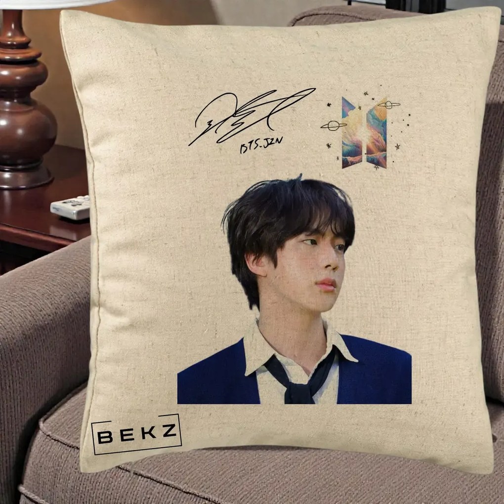 Perna Personalizata K-pop BTS Jin Portret Tinuta Albastra Autograf, 40x40 cm, Bej, Husa Detasabila, Perna Inclusa, BEKZ®