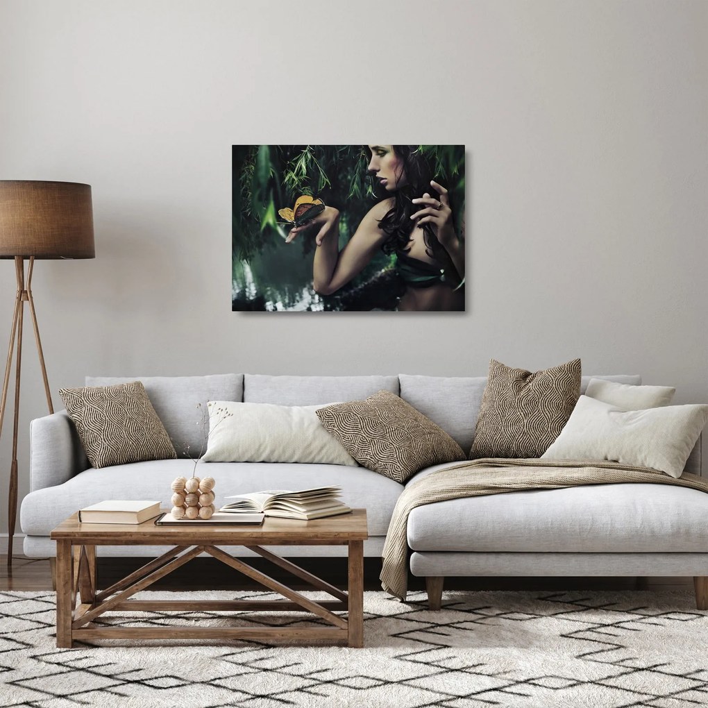 Tablou pe sticlă - Femeia grațioasă cu fluture (70x50 cm)