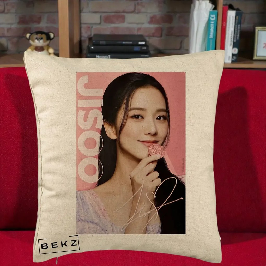 Perna Personalizata K-pop BLACKPINK Jisoo cu Semnatura si Fond Roz, 40x40 cm, Bej, Husa Detasabila, Perna Inclusa, BEKZ®