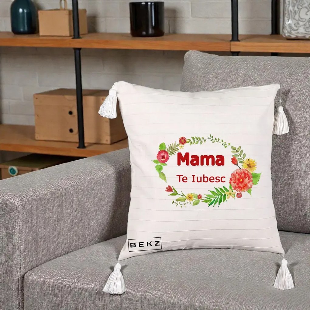 Cadou pentru Mama - Perna Personalizata Mama Te Iubesc Flori Rosii, 40x40 cm, Bej cu Franjuri, Husa Detasabila, Perna Inclusa, BEKZ®