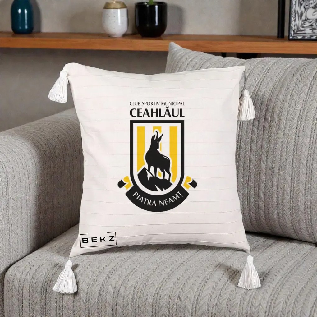 Perna Personalizata CSM Ceahlaul Piatra Neamt Fotbal, 40x40 cm, Bej cu Franjuri, Husa Detasabila, Perna Inclusa, BEKZ®