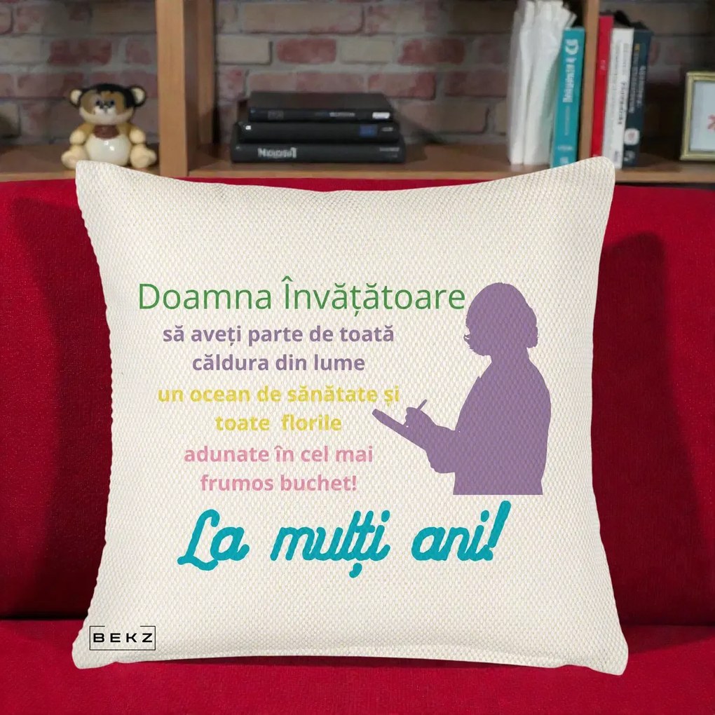 Perna personalizata invatatoare: Doamna invatatoare, La multi ani, 45x45 cm cu Umplutura, Crem Reliefat, BEKZ