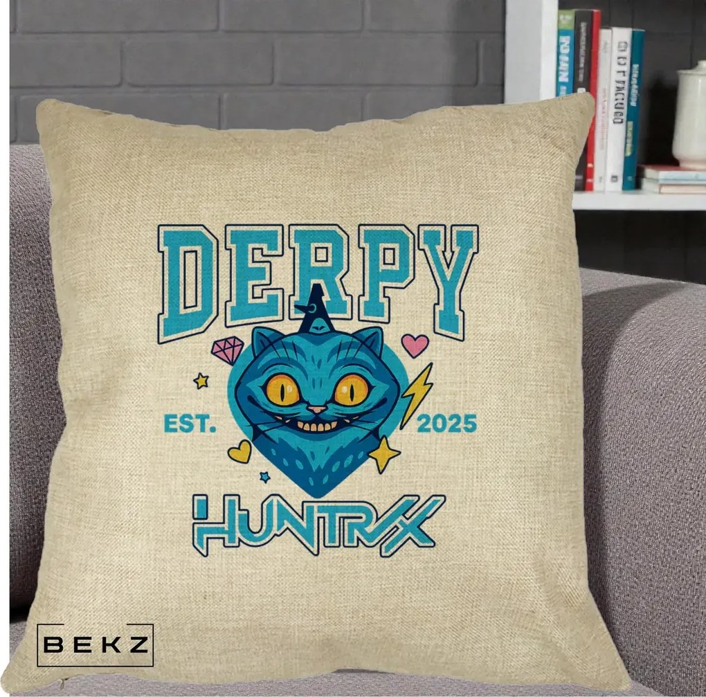 Perna Personalizata K-pop HUNTRX Derpy Pisica Albastra, 40x40 cm, Crem, Husa Detasabila, Perna Inclusa, BEKZ®