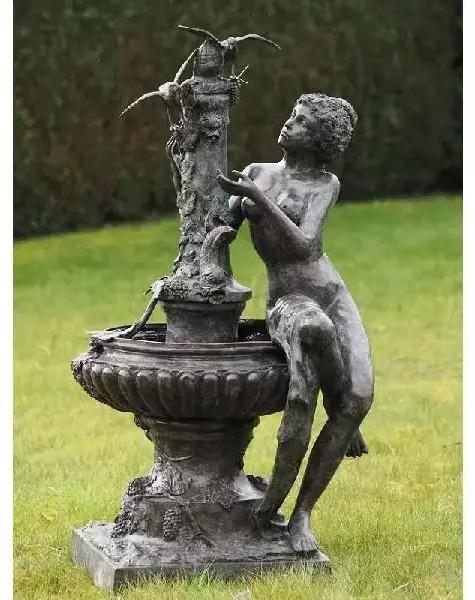 Fantana de bronz Lady sitting on fountain