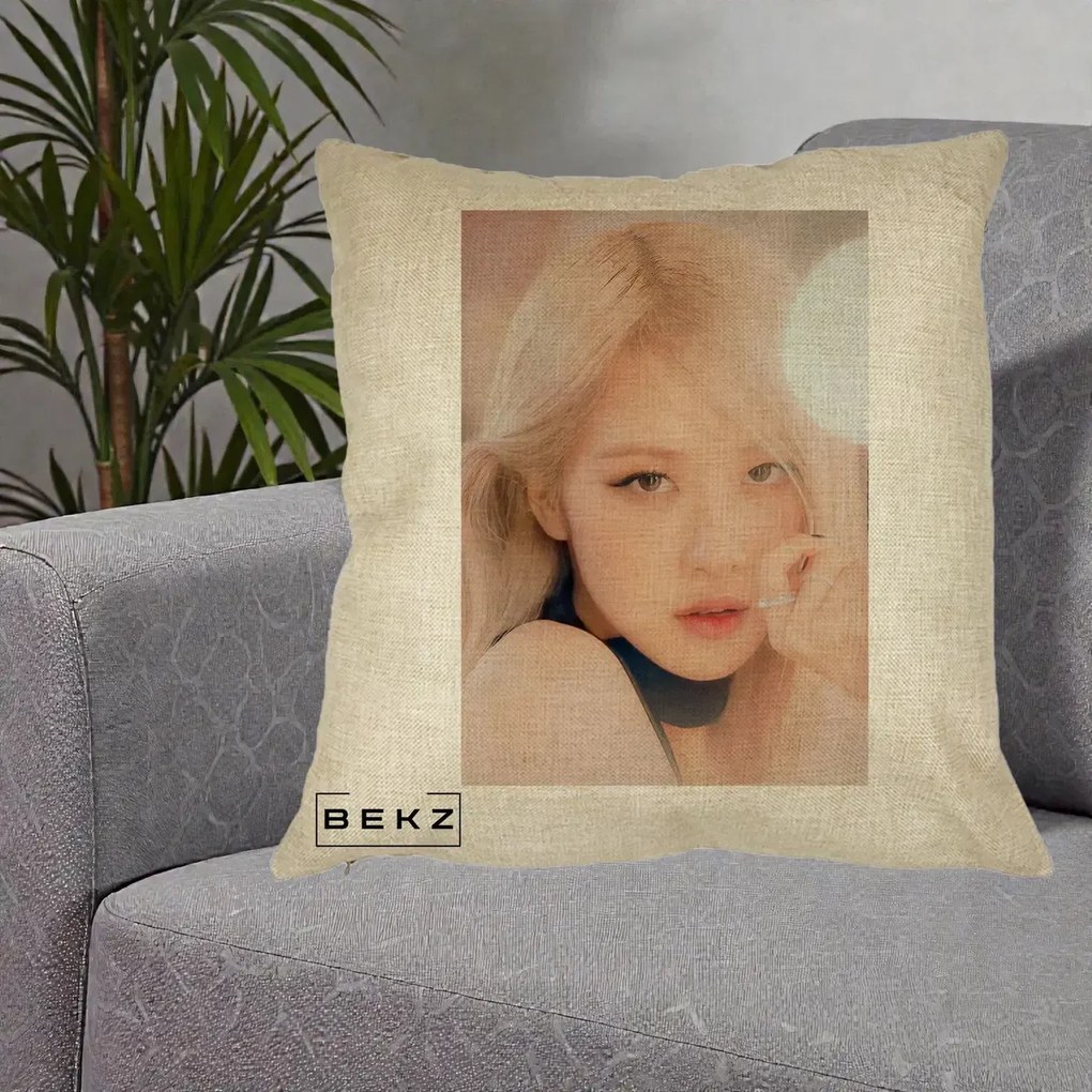 Perna Personalizata K-pop BLACKPINK Rose Blond cu Inel Roz Pastel, 40x40 cm, Crem, Husa Detasabila, Perna Inclusa, BEKZ®