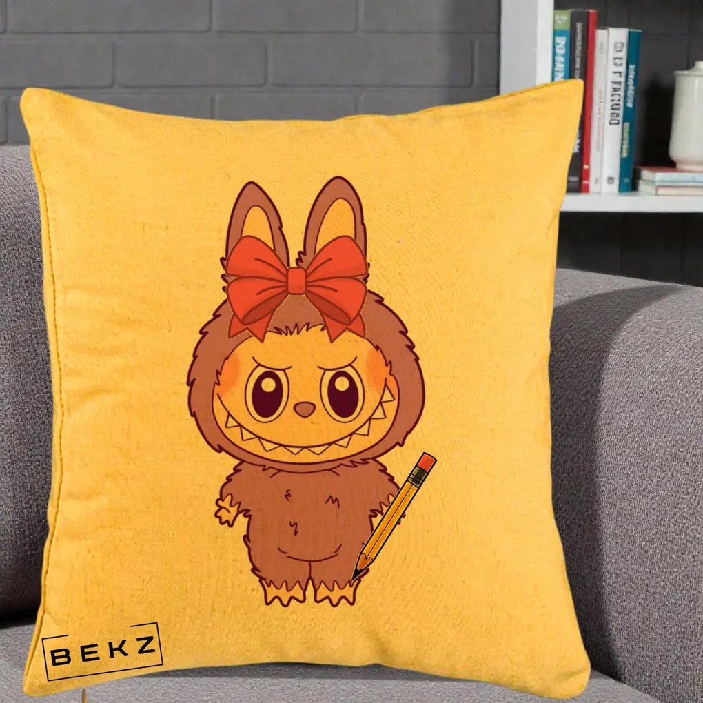 Perna Personalizata Labubu Mov cu Funda Rosie si Creion, 40x40 cm, Galben, Husa Detasabila, Perna Inclusa, BEKZ®
