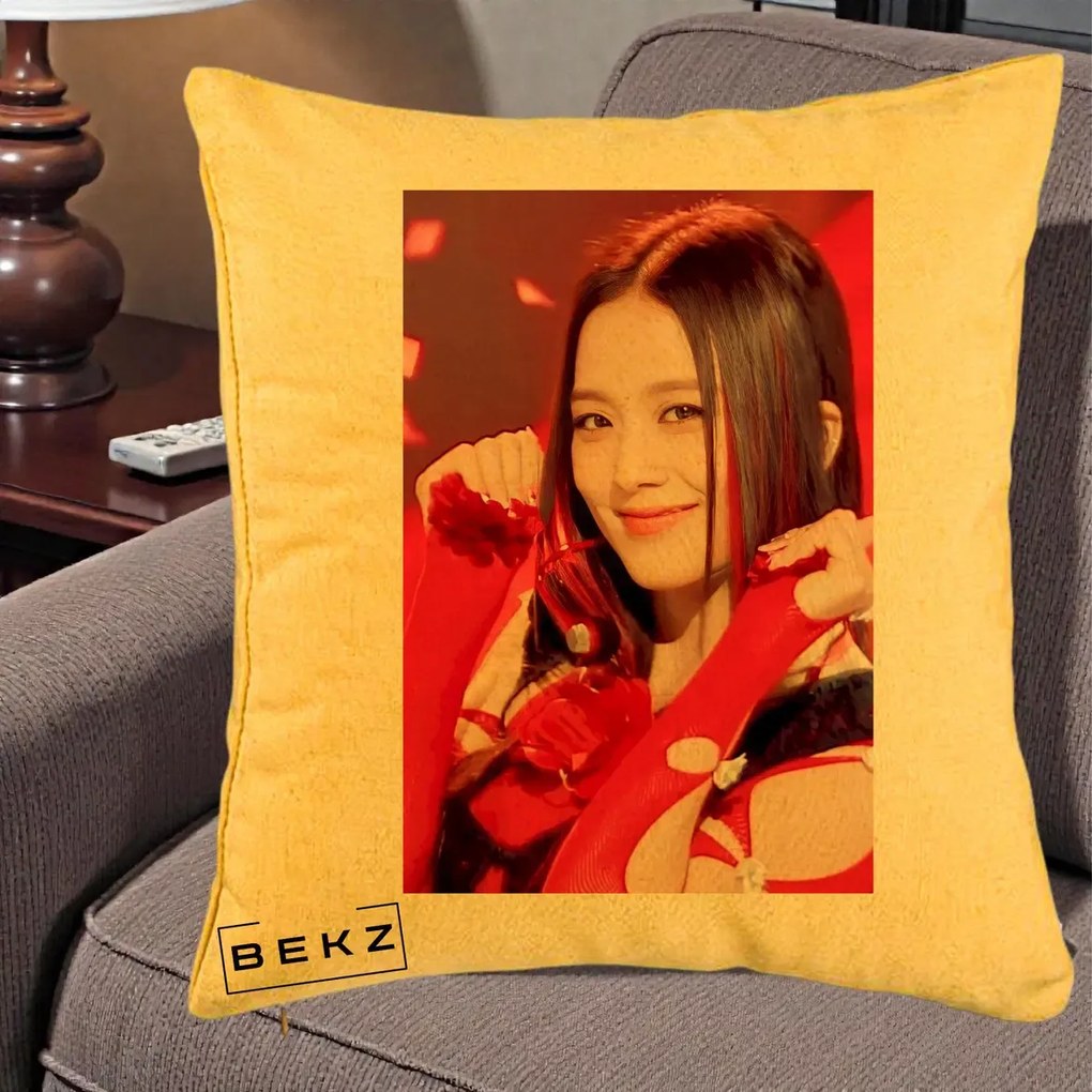 Perna Personalizata K-pop BLACKPINK Jisoo Rosu, 40x40 cm, Galben, Husa Detasabila, Perna Inclusa, BEKZ®