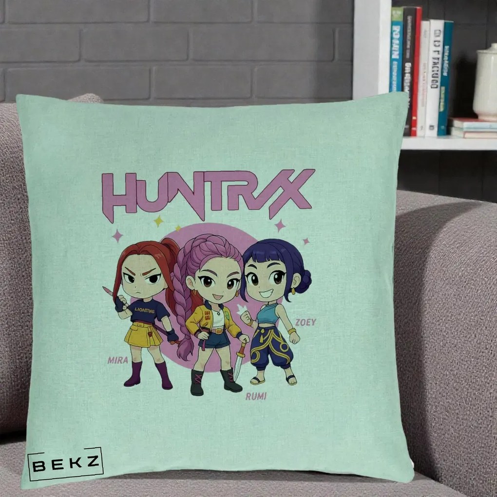 Perna Personalizata K-pop HUNTRX Trio Chibi cu Arme, 40x40 cm, Verde Menta, Husa Detasabila, Perna Inclusa, BEKZ®