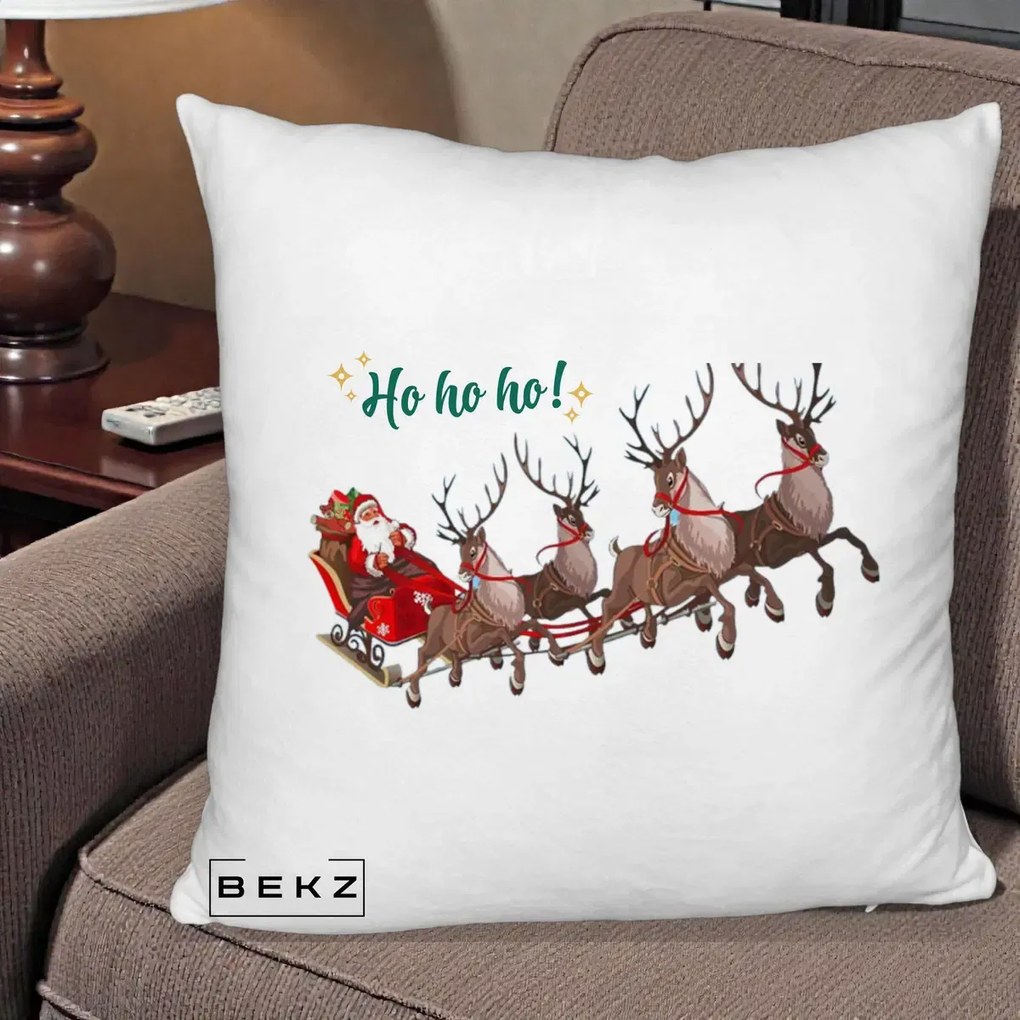 Perna Decorativa Ho Ho Ho Mos Craciun cu Sanie si Reni, 40x40 cm, Alb Pufos, Husa Detasabila, Perna Inclusa, BEKZ®