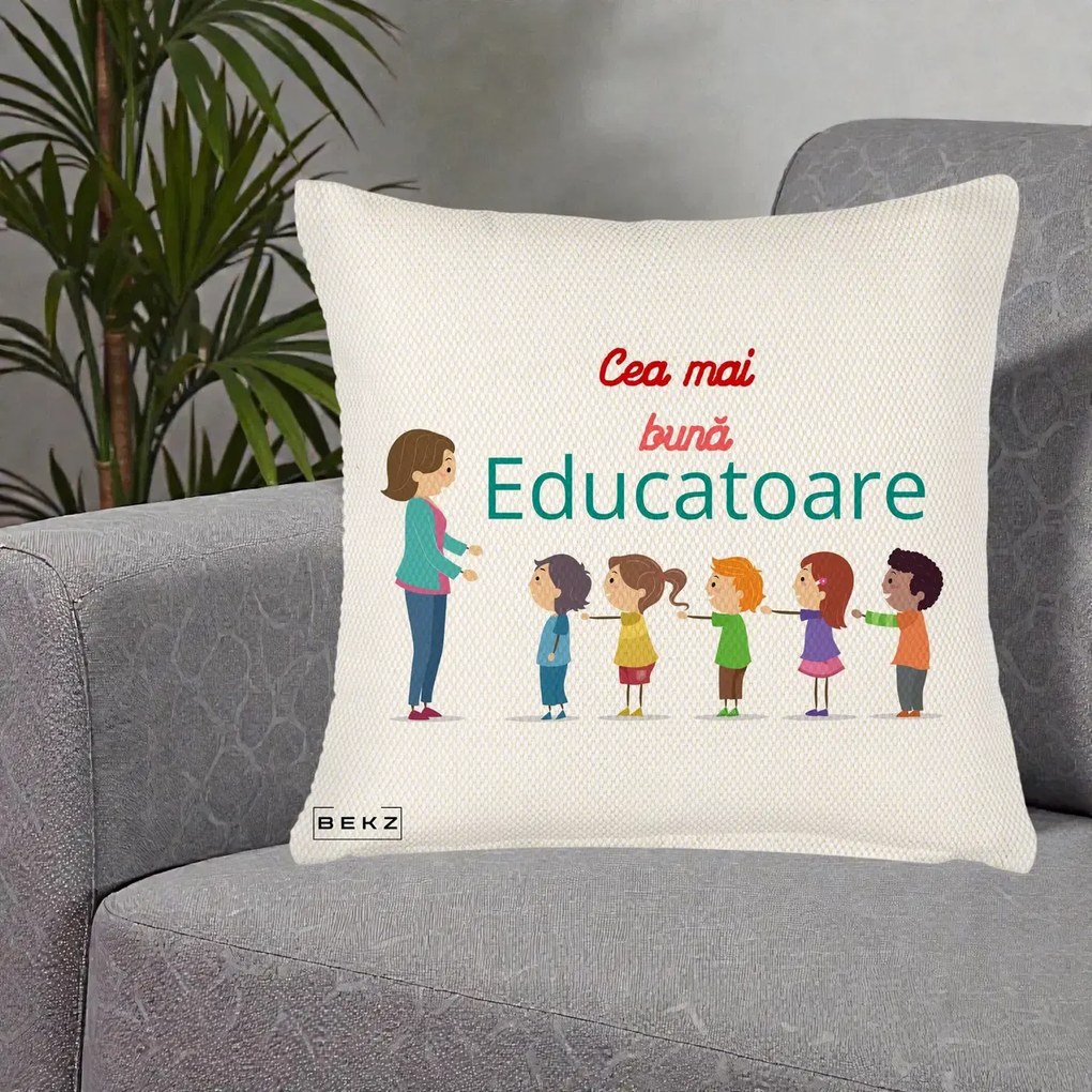 Cadou pentru Educatoare - Perna Personalizata Cea mai Buna Educatoare cu Ilustratie Copii si Educatoare, 40x40 cm, Crem Reliefat, Husa Detasabila, Perna Inclusa, BEKZ®