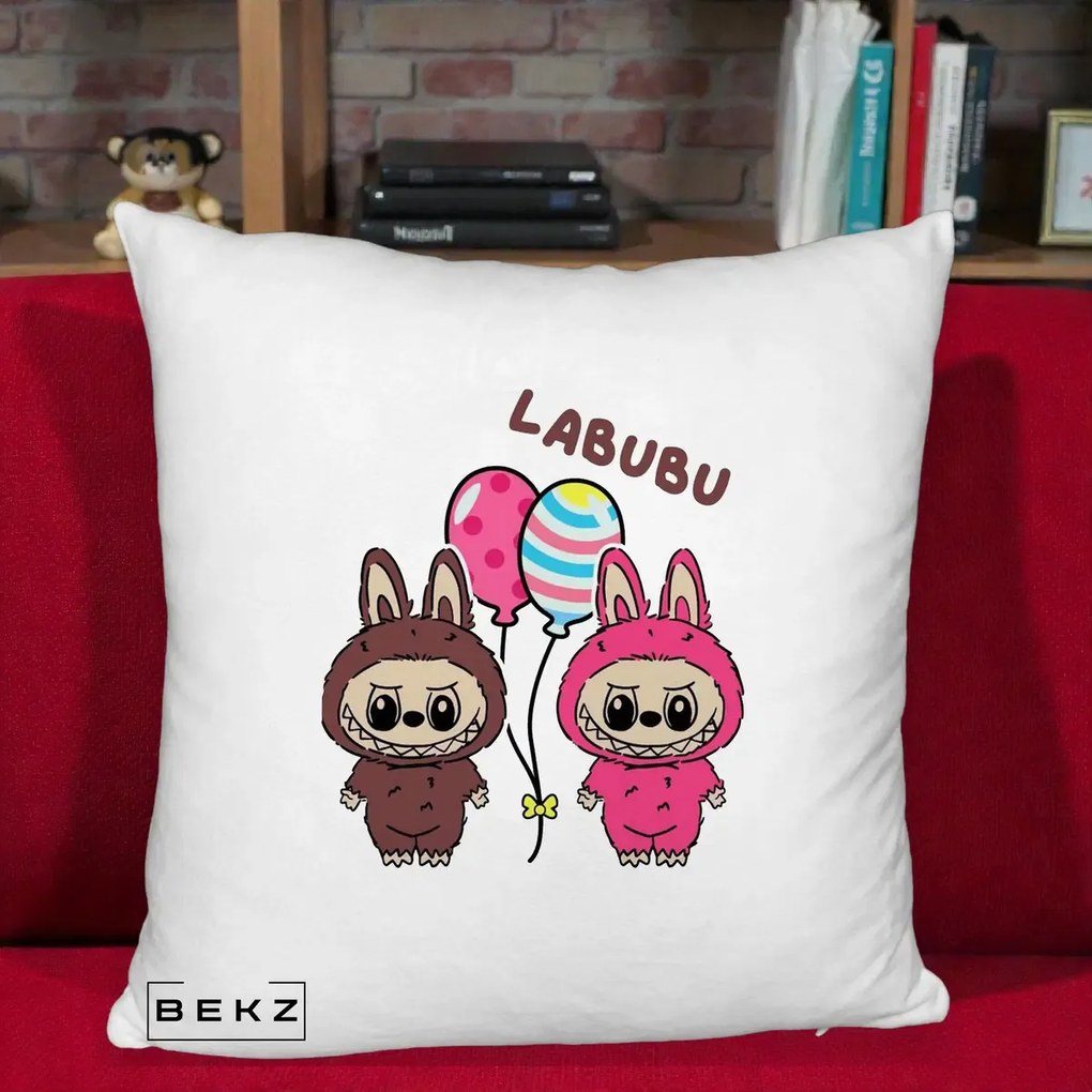 Perna Personalizata Labubu Cuplu cu Baloane, 40x40 cm, Alb Pufos, Husa Detasabila, Perna Inclusa, BEKZ®