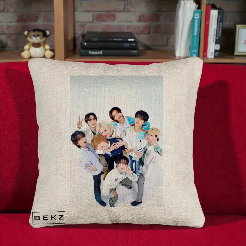 Perna Personalizata K-pop Stray Kids Foto Grup Bleu, 40x40 cm, Bej Canapea, Husa Detasabila, Perna Inclusa, BEKZ®