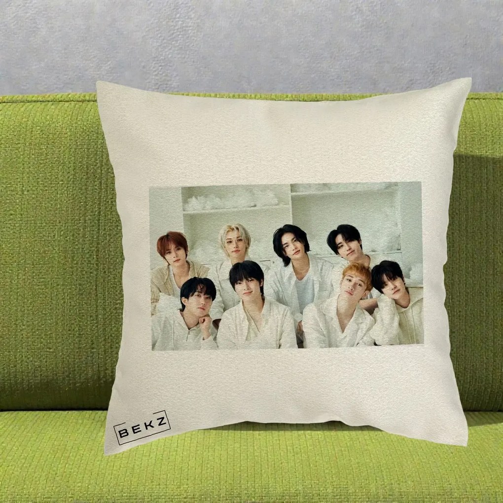 Perna Personalizata K-pop Stray Kids Foto Grup All-White Landscape, 40x40 cm, Ecru, Husa Detasabila, Perna Inclusa, BEKZ®