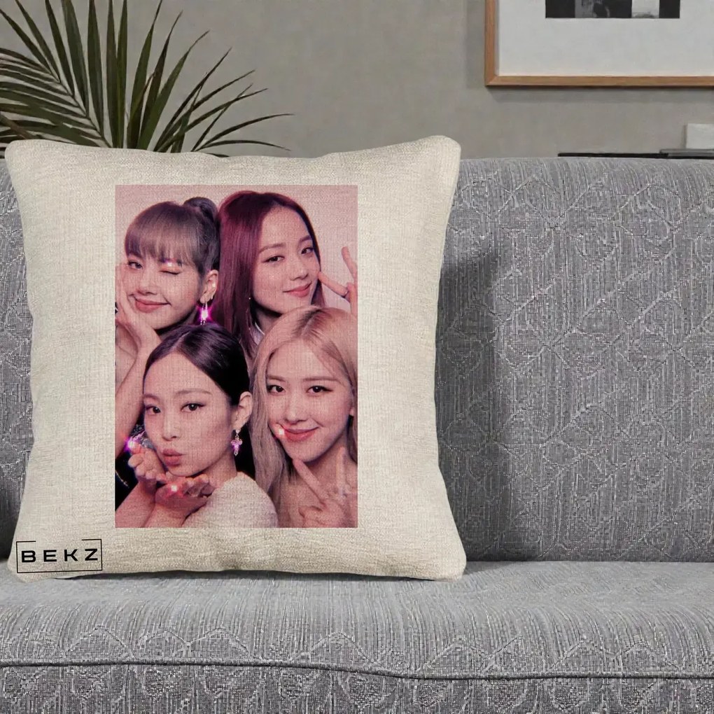 Perna Personalizata K-pop BLACKPINK Foto Grup Selfie Roz cu Glitter, 40x40 cm, Bej Canapea, Husa Detasabila, Perna Inclusa, BEKZ®
