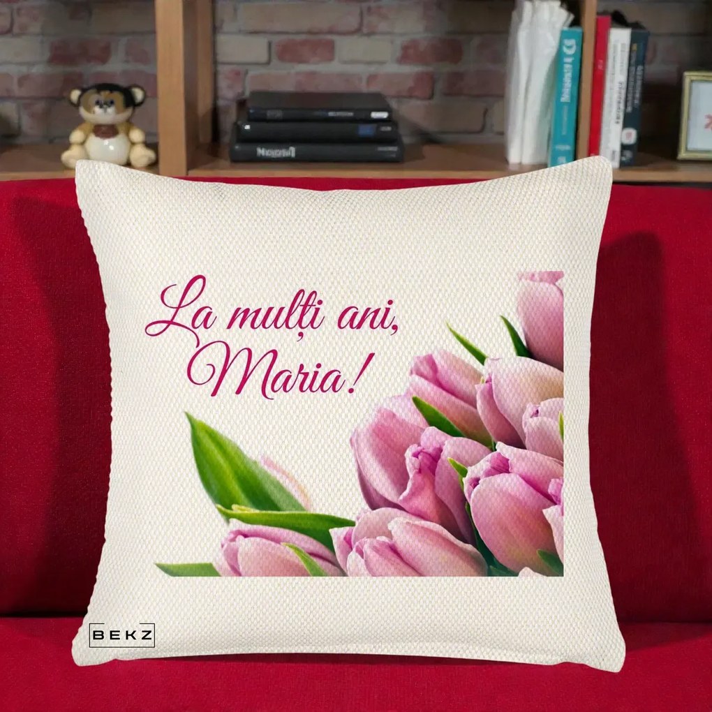Cadou de Onomastica - Perna Personalizata La Multi Ani Maria Lalele, 40x40 cm, Crem Reliefat, Husa Detasabila, Perna Inclusa, BEKZ®
