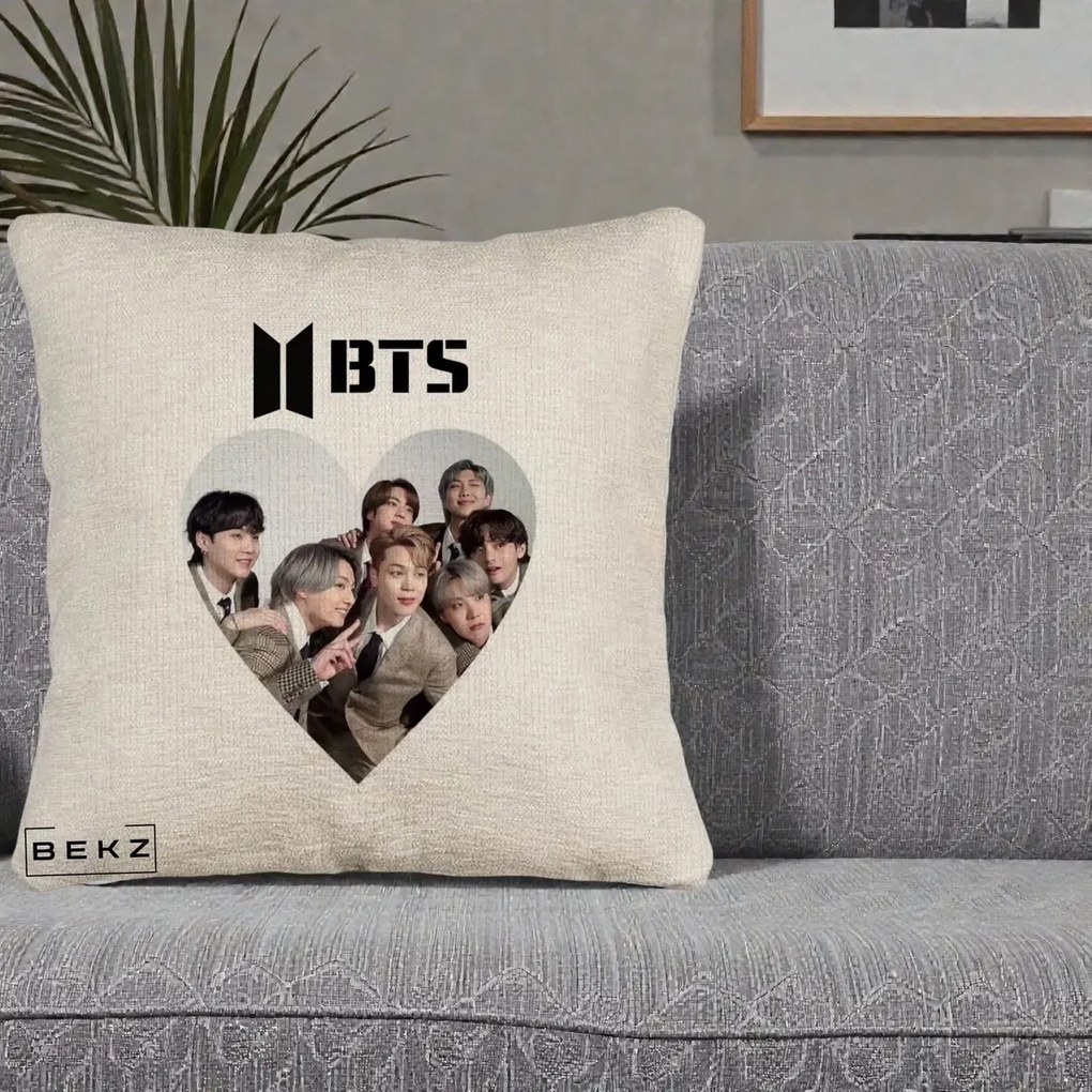 Perna Personalizata K-pop BTS Grup Fotografie in Inima, 40x40 cm, Bej Canapea, Husa Detasabila, Perna Inclusa, BEKZ®