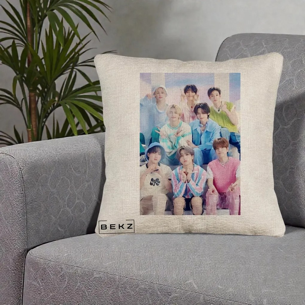 Perna Personalizata K-Pop Grup Foto Pasteluri cu 8 Artisti, 40x40 cm, Bej Canapea, Husa Detasabila, Perna Inclusa, BEKZ®