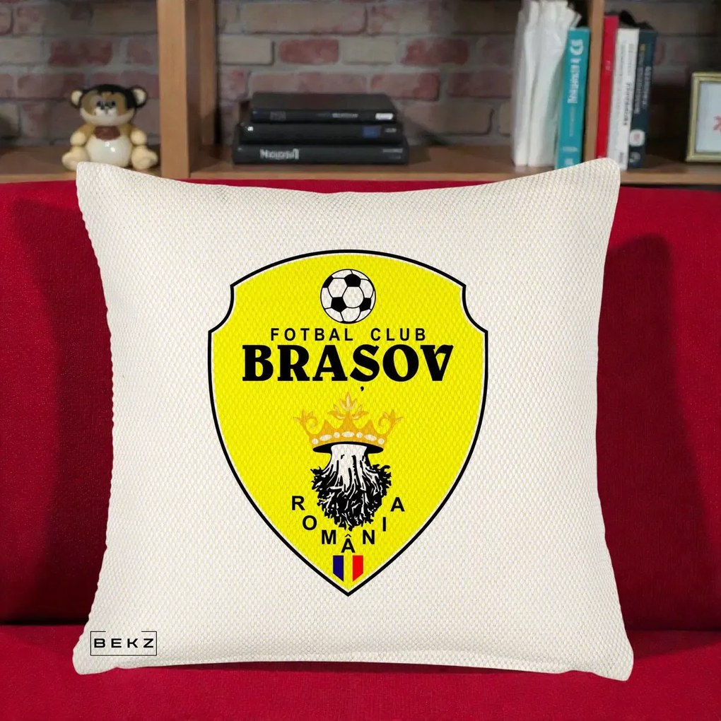 Perna Personalizata FC Brasov Fotbal Romania, 40x40 cm, Crem Reliefat, Husa Detasabila, Perna Inclusa, BEKZ®