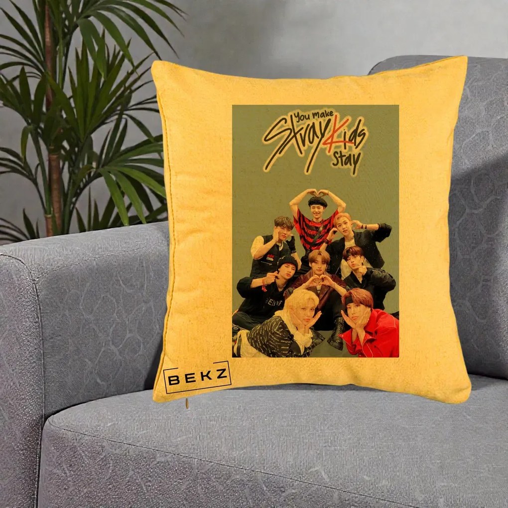 Perna Personalizata K-pop Stray Kids You Make Stray Kids Stay cu Foto Grup, 40x40 cm, Galben, Husa Detasabila, Perna Inclusa, BEKZ®