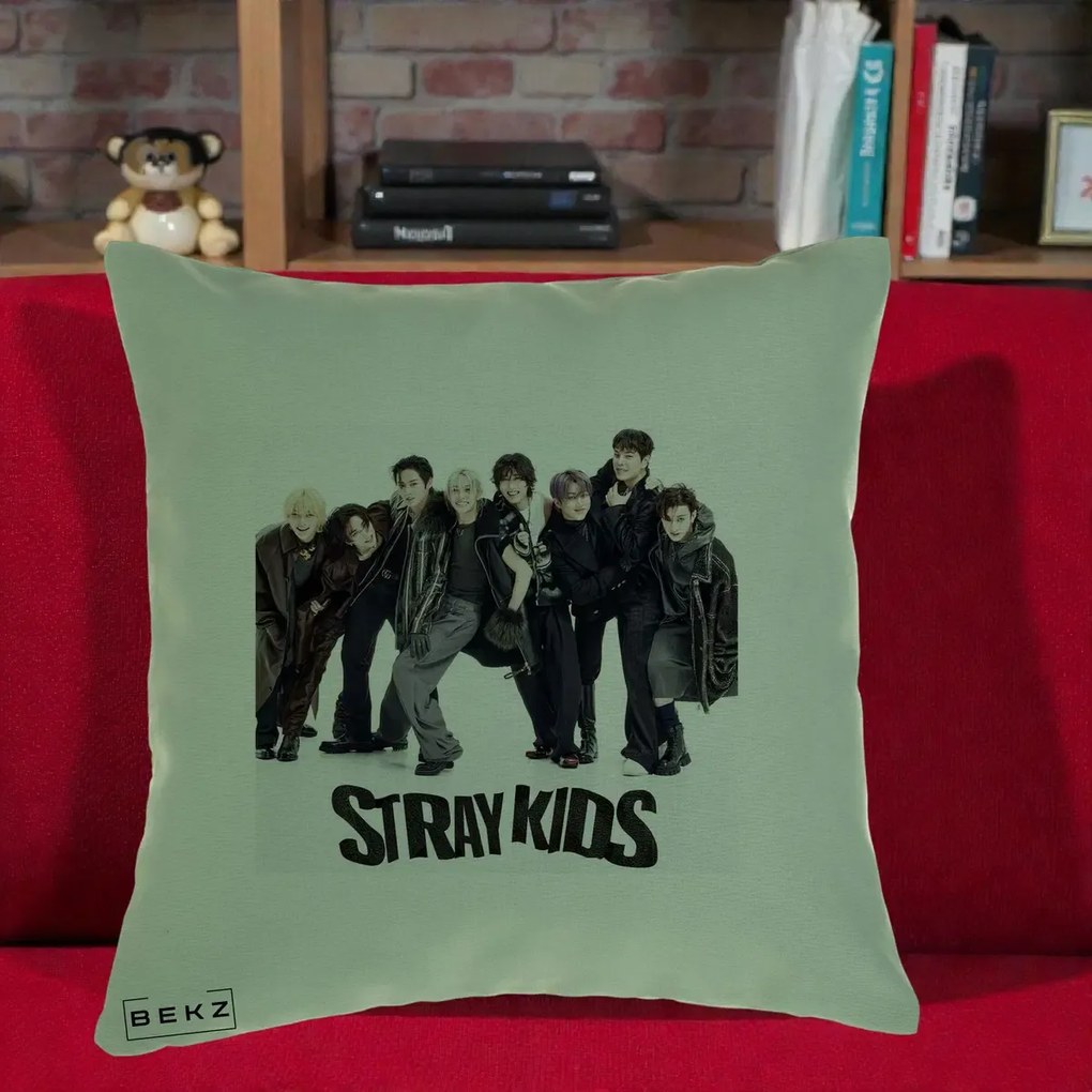 Perna Personalizata K-pop Stray Kids Outfit Negru, 40x40 cm, Verde, Husa Detasabila, Perna Inclusa, BEKZ®