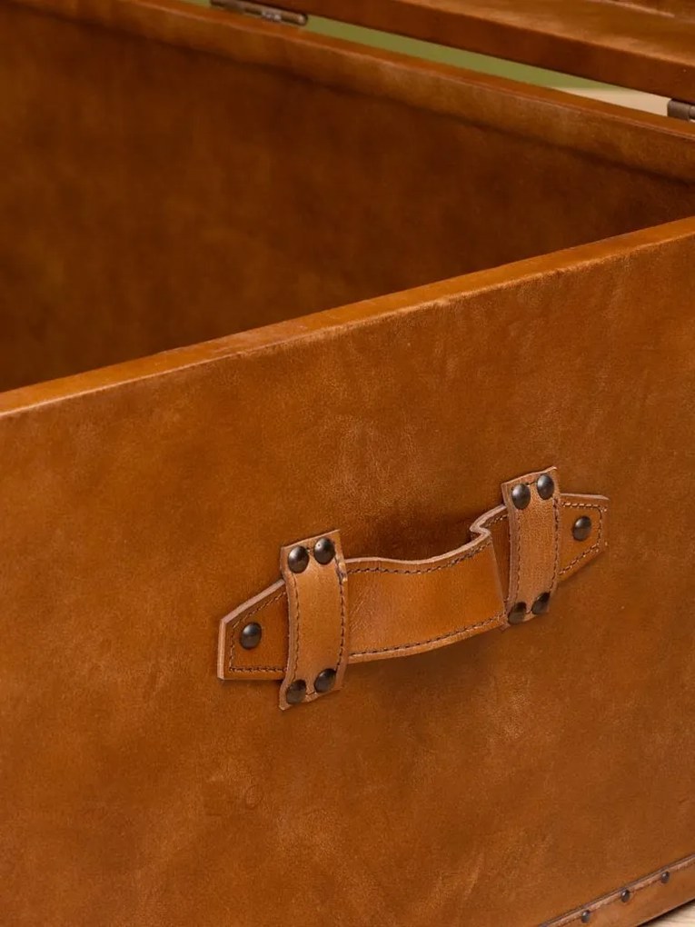 Cufăr decorativ din piele, lemn și alamă, maro, cu nituri decorative, finisaj patinat, 41,5×61,5×61,5 cm, „Studs"