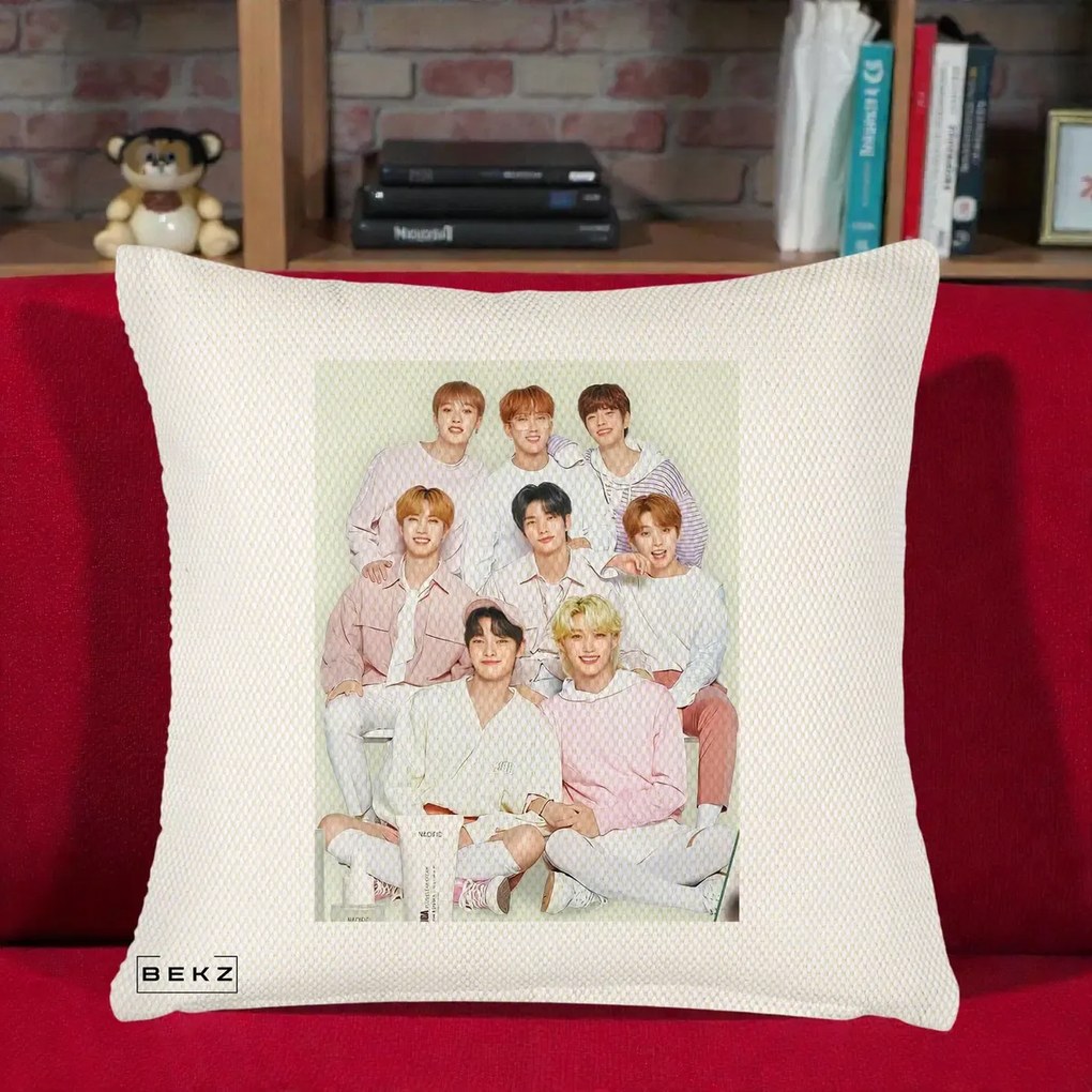 Perna Personalizata K-pop Stray Kids Foto Grup Pastel Roz-Alb cu 8 Membrii, 40x40 cm, Crem Reliefat, Husa Detasabila, Perna Inclusa, BEKZ®