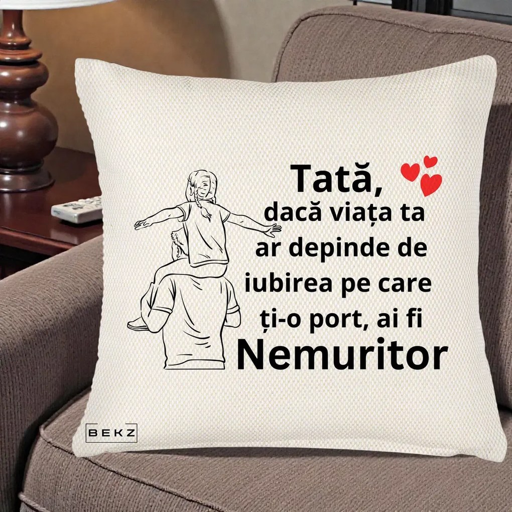 Cadou pentru Tata - Perna Personalizata Tata Supererou Nemuritor, 40x40 cm, Crem Reliefat, Husa Detasabila, Perna Inclusa, BEKZ®