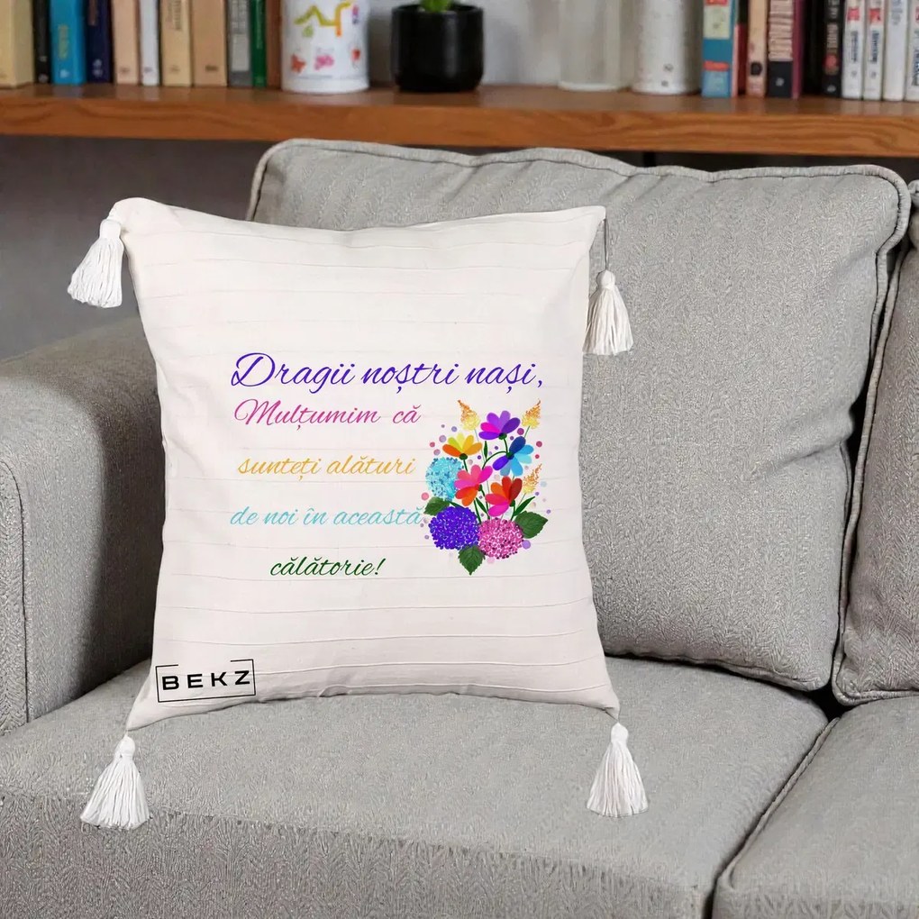 Perna Personalizata Dragii Nostri Nasi Multumim cu Flori Multicolore Colorat, 40x40 cm, Bej cu Franjuri, Husa Detasabila, Perna Inclusa, BEKZ®