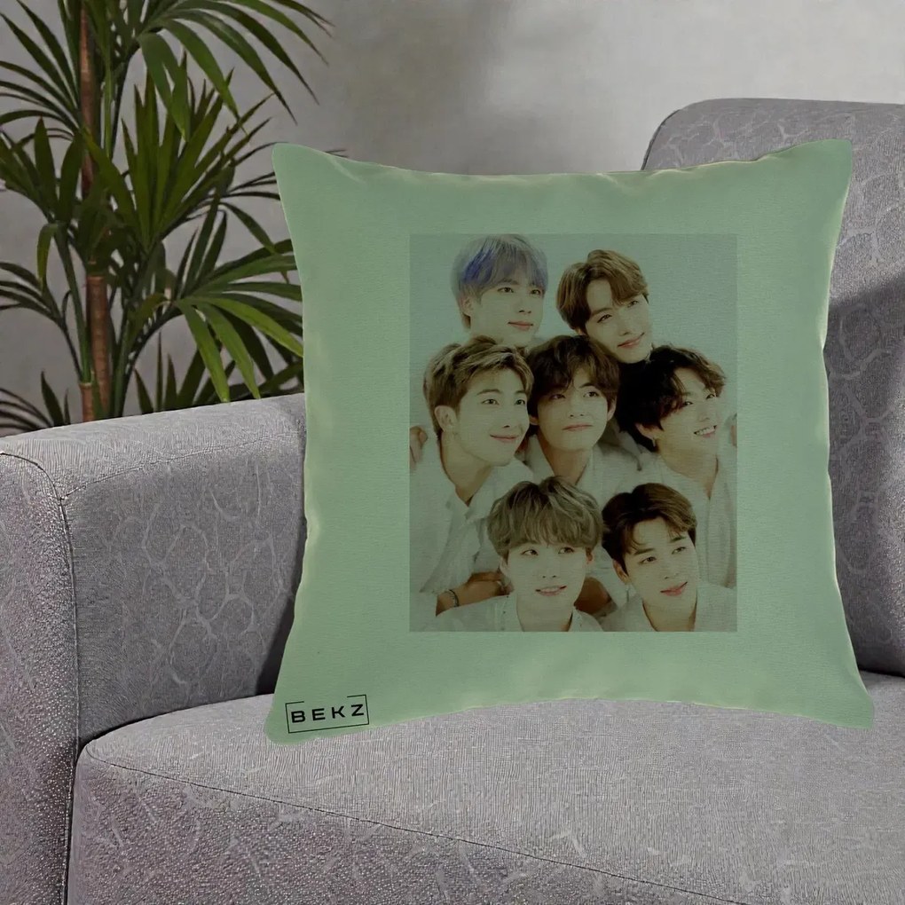 Perna Personalizata K-pop BTS Foto Grup Fete Albe, 40x40 cm, Verde, Husa Detasabila, Perna Inclusa, BEKZ®