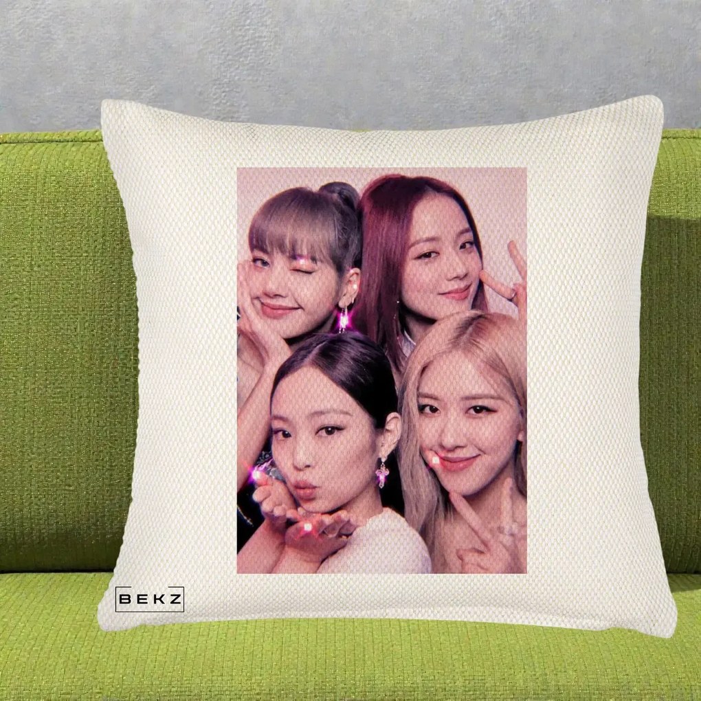 Perna Personalizata K-pop BLACKPINK Foto Grup Selfie Roz cu Glitter, 40x40 cm, Crem Reliefat, Husa Detasabila, Perna Inclusa, BEKZ®