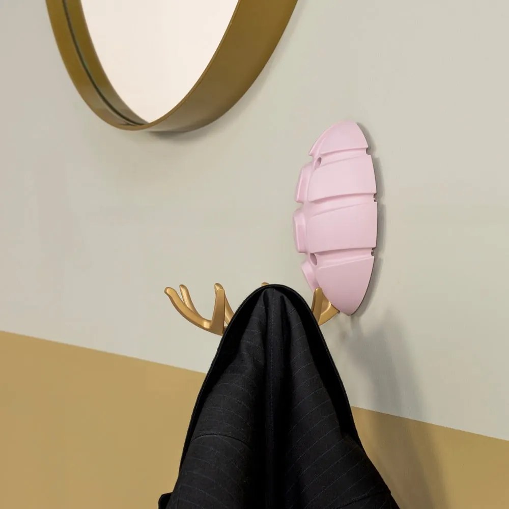 Cârlig roz deschis/auriu de montat pe perete din plastic Bug – Spinder Design