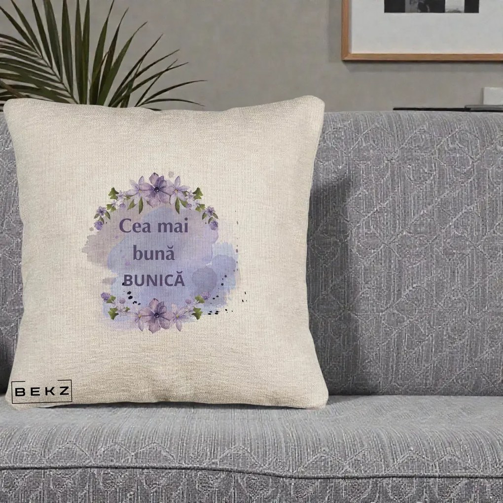 Cadou pentru Bunica - Perna Personalizata Cea Mai Buna Bunica Flori Mov Acuarela Negru, 40x40 cm, Bej Canapea, Husa Detasabila, Perna Inclusa, BEKZ®