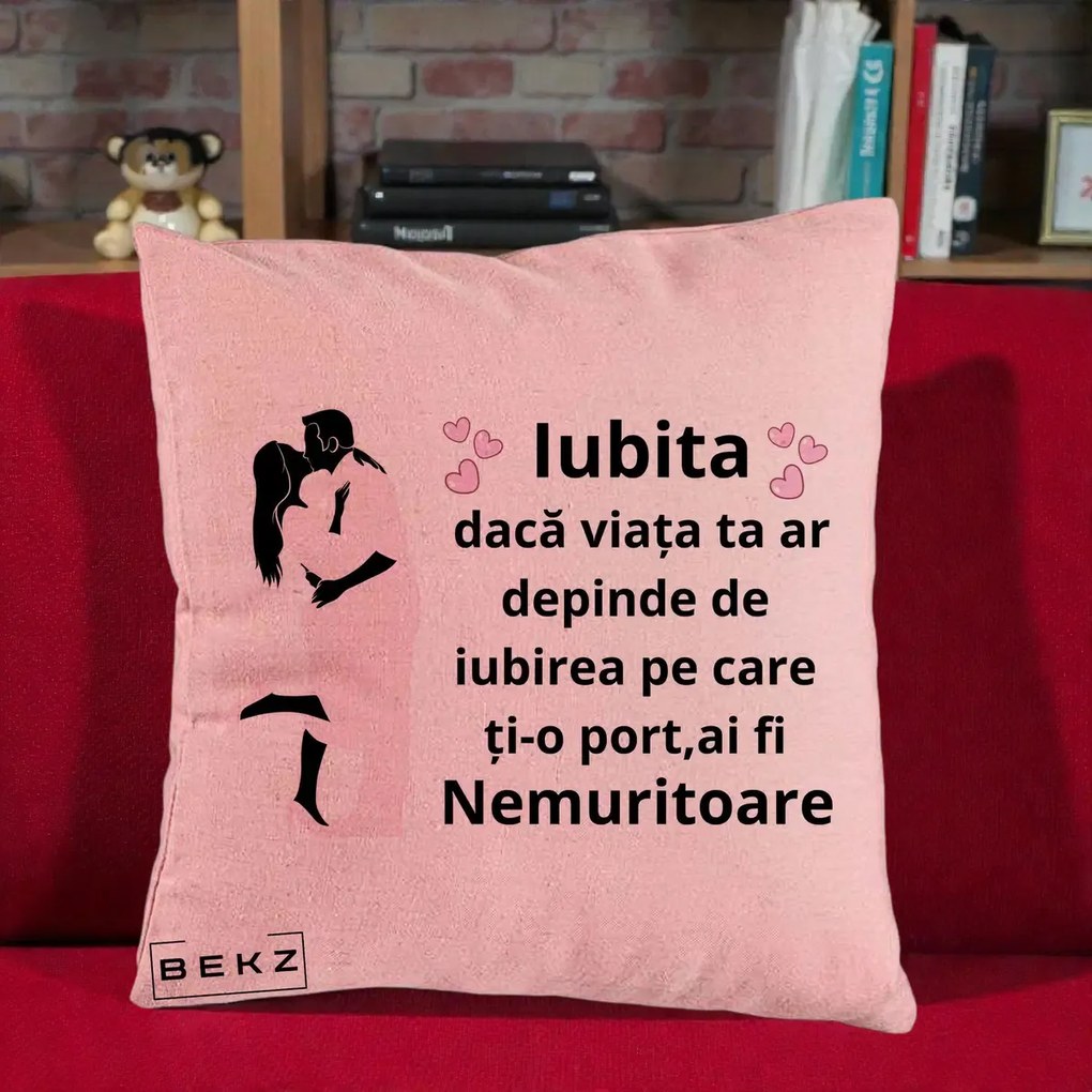 Cadou pentru Iubita - Perna Personalizata Iubita Nemuritoare cu Siluete de Cuplu, 40x40 cm, Roz, Husa Detasabila, Perna Inclusa, BEKZ®