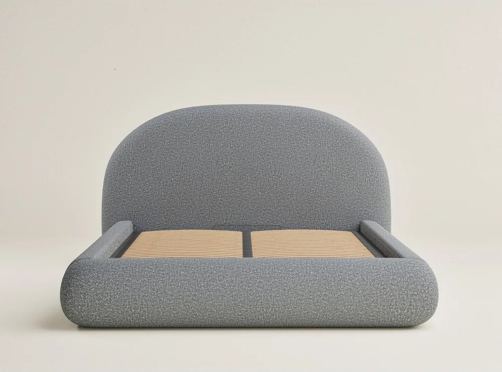 Pat matrimonial gri tapițat cu spațiu de depozitare cu somieră 140x200 cm Maumere – Maison de Rêve