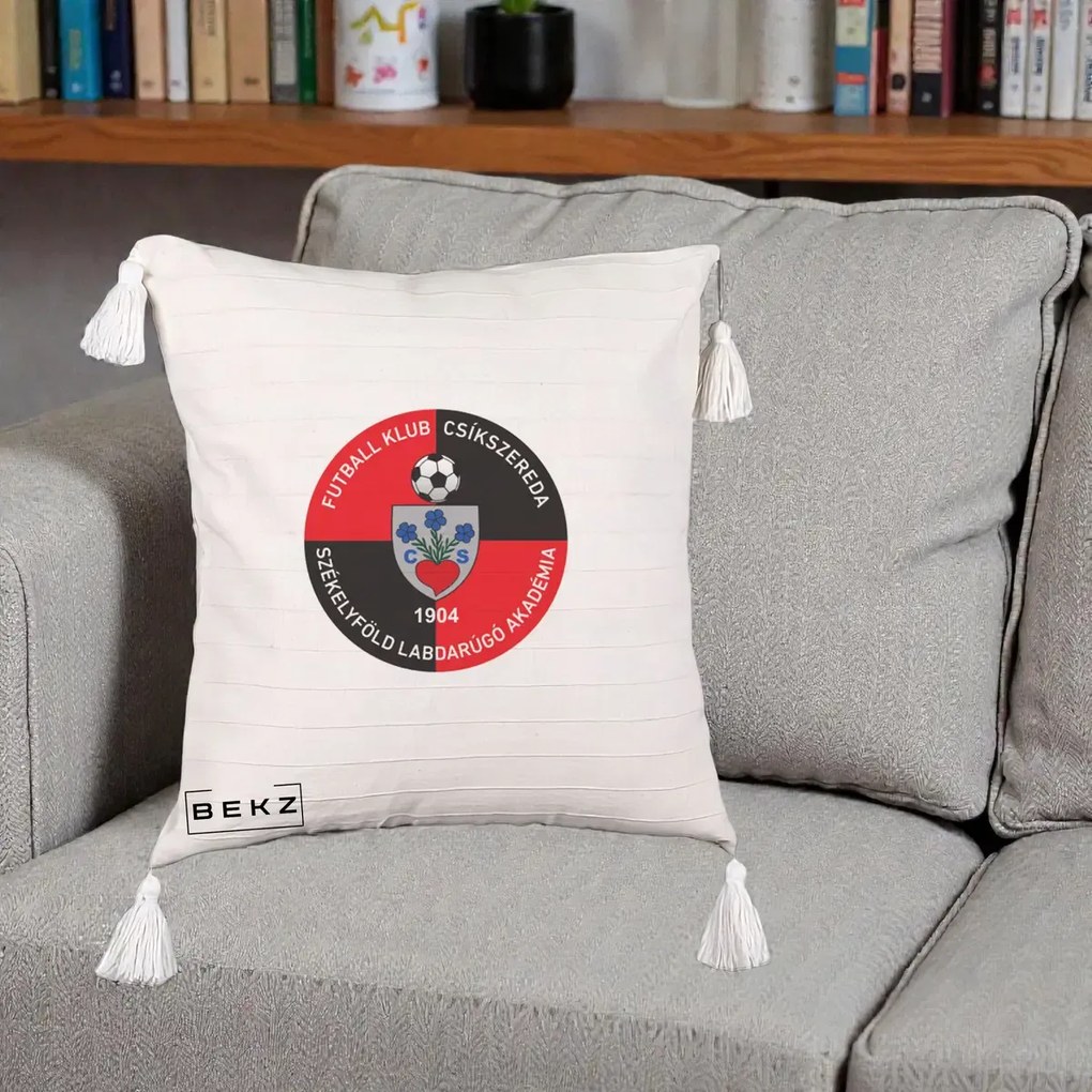 Perna Personalizata FK Csikszereda 1904 Fotbal, 40x40 cm, Bej cu Franjuri, Husa Detasabila, Perna Inclusa, BEKZ®