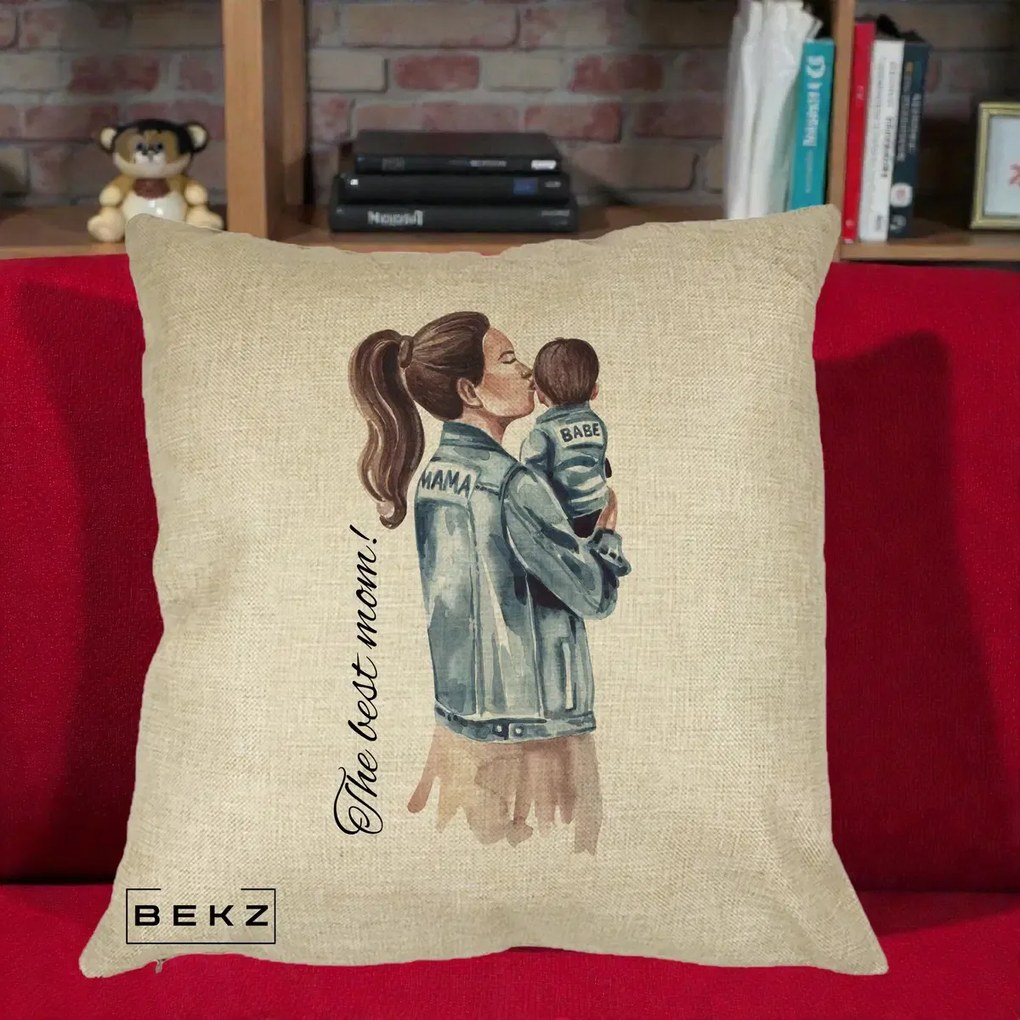 Cadou pentru Mama - Perna Personalizata The Best Mom Jachete, 40x40 cm, Crem, Husa Detasabila, Perna Inclusa, BEKZ®
