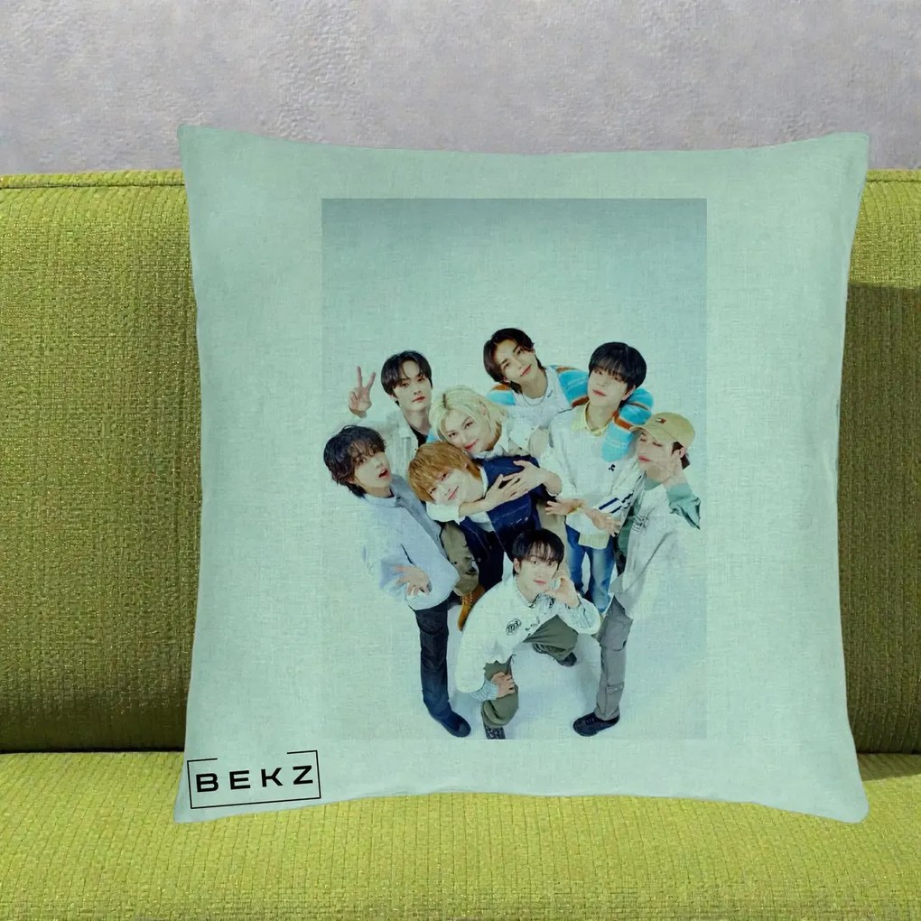 Perna Personalizata K-pop Stray Kids Foto Grup Bleu, 40x40 cm, Verde Menta, Husa Detasabila, Perna Inclusa, BEKZ®