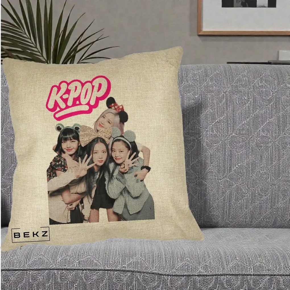 Perna Personalizata BLACKPINK K-Pop Grup Pozitii Amuzante, 40x40 cm, Crem, Husa Detasabila, Perna Inclusa, BEKZ®