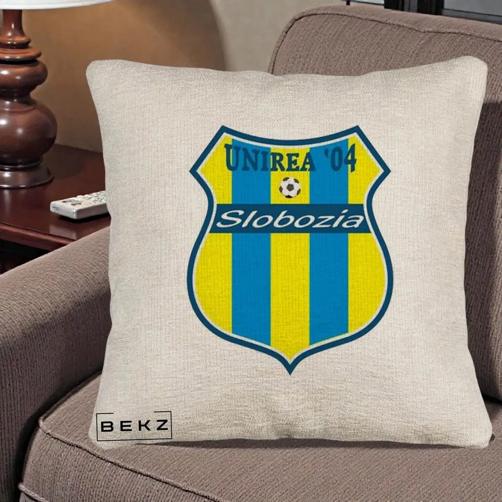 Perna Personalizata Unirea '04 Slobozia Fotbal, 40x40 cm, Bej Canapea, Husa Detasabila, Perna Inclusa, BEKZ®