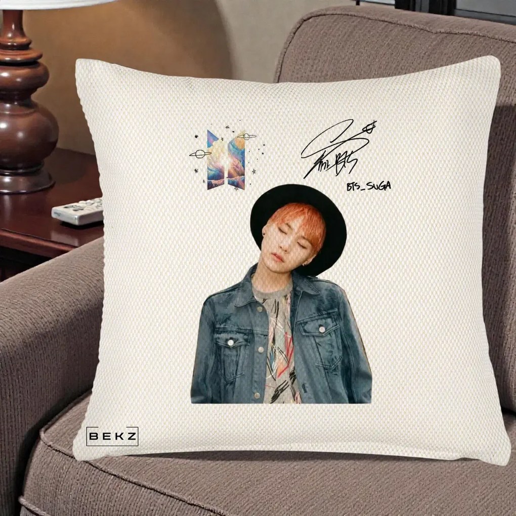 Perna Personalizata K-pop BTS Suga par Portocaliu Palarie Autograf, 40x40 cm, Crem Reliefat, Husa Detasabila, Perna Inclusa, BEKZ®