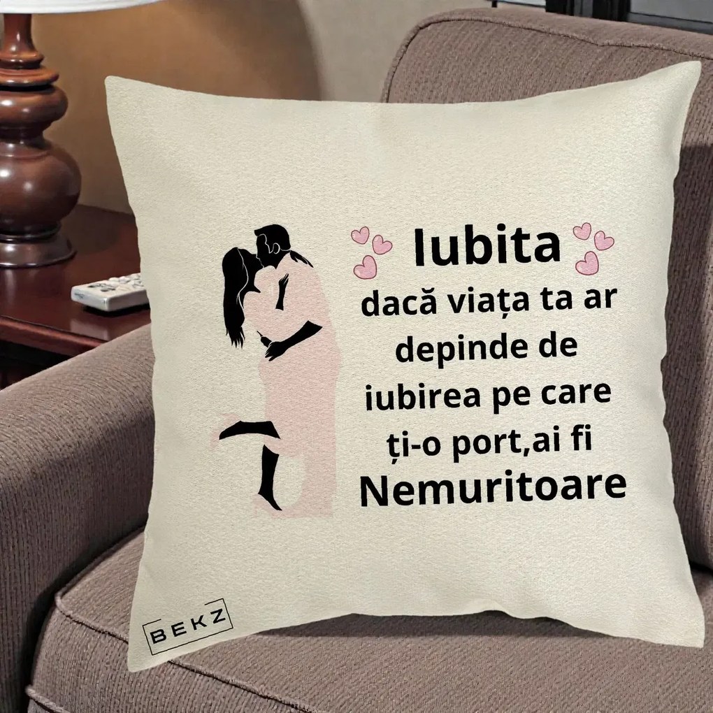 Cadou pentru Iubita - Perna Personalizata Iubita Nemuritoare cu Siluete de Cuplu, 40x40 cm, Ecru, Husa Detasabila, Perna Inclusa, BEKZ®