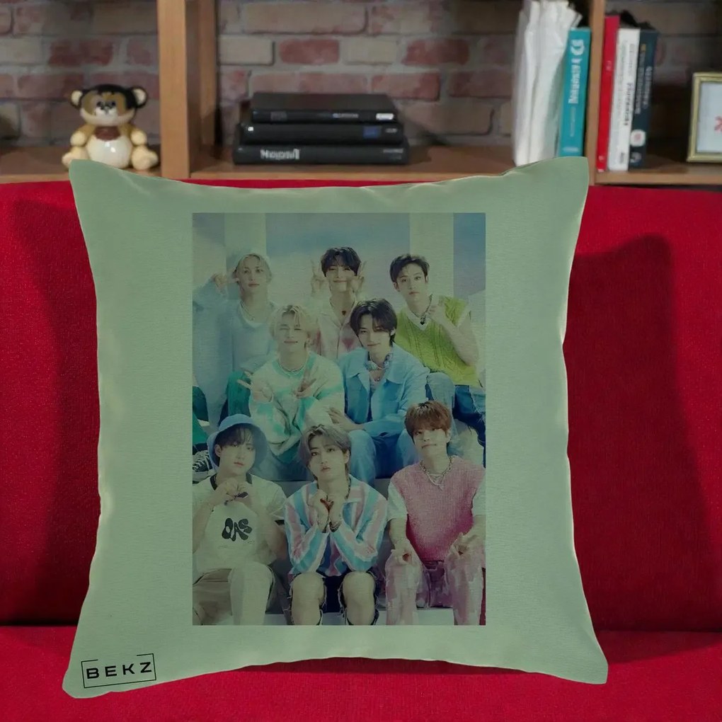 Perna Personalizata K-Pop Grup Foto Pasteluri cu 8 Artisti, 40x40 cm, Verde, Husa Detasabila, Perna Inclusa, BEKZ®